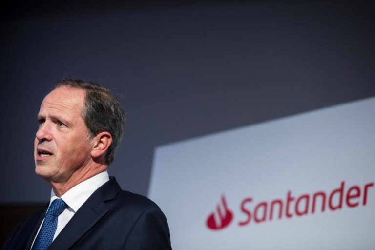 Pedro Castro e Almeida reconduzido como presidente executivo do Santander Totta