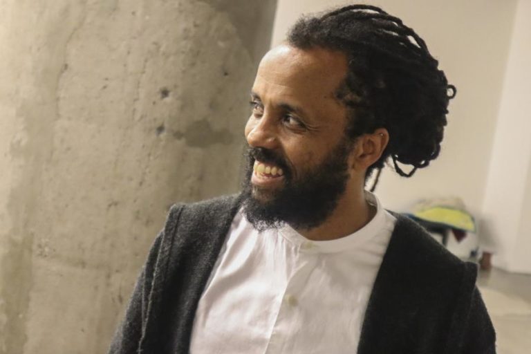 Artista Carlos Bunga expõe no Palácio de Cristal de Madrid em 2022