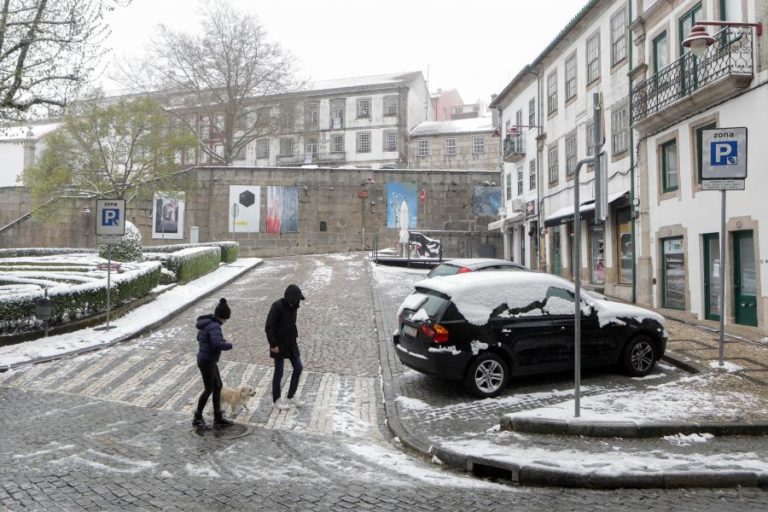 Guarda e Castelo Branco sob aviso amarelo devido à queda de neve