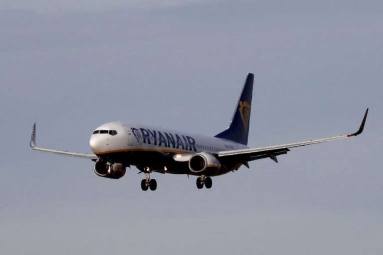 Ryanair atenua perdas para 48 ME no 1.º semestre fiscal e tráfego de passageiros sobe 128%