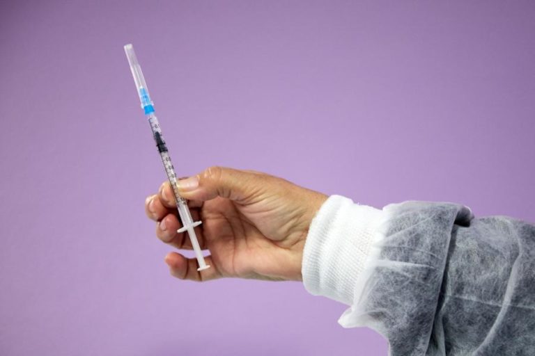 Cerca de 811.00 pessoas já têm vacina da gripe e 352.000 reforço contra covid-19