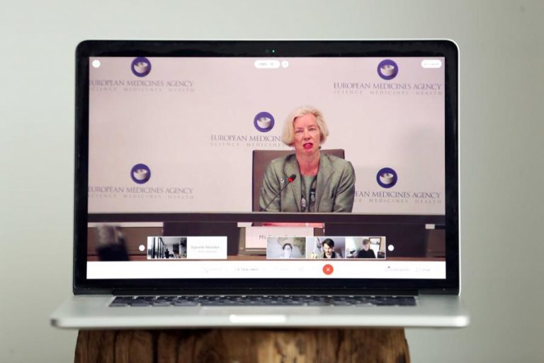 Covid-19: EMA está pronta para adaptar vacinas à variante Ómicron