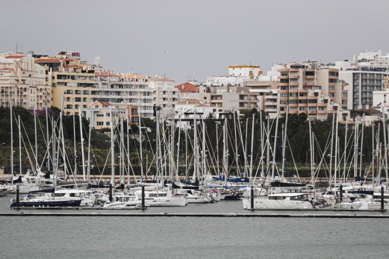 Encontrado corpo de homem na marina de Lagos