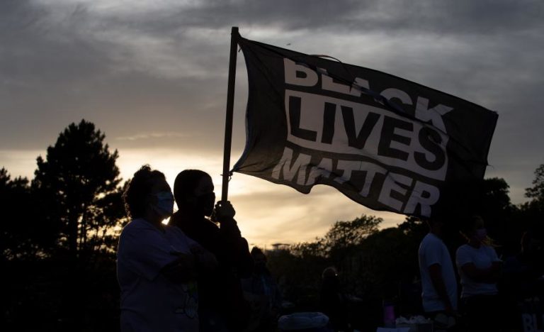 Eleitores em Minneapolis votam contra desmantelamento do departamento de polícia