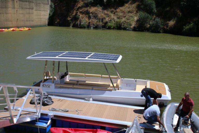 Barco eletrossolar transportou cerca de mil visitantes às gravuras rupestres no rio Côa
