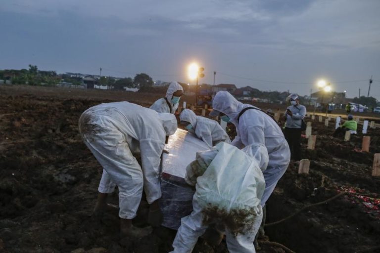 Covid-19: Pandemia já matou pelo menos 5.193.392 pessoas em todo o mundo