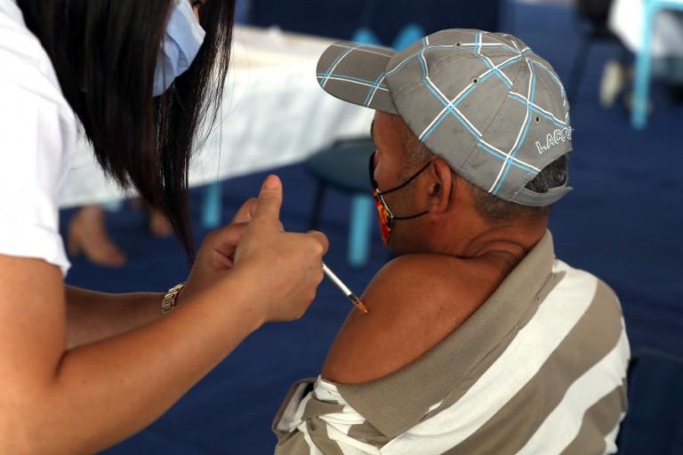 Covid-19: Centros abertos 05, 08, 12 e 19 de dezembro para vacinar maiores de 50 com Janssen