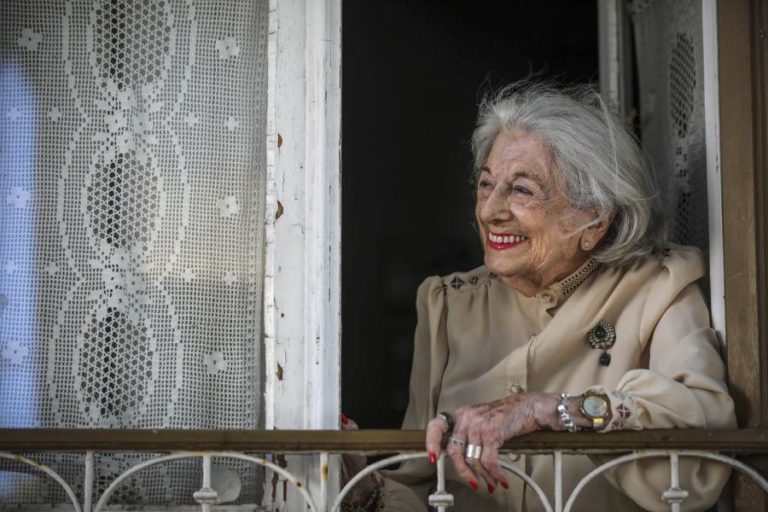 Costa agradece a Eunice Muñoz “tudo o que fez pelo teatro” em 80 anos de carreira