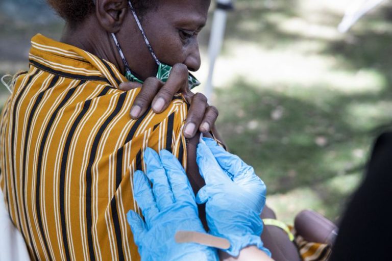 Covid-19: Quase metade dos guineenses já está vacinada com pelo menos uma dose