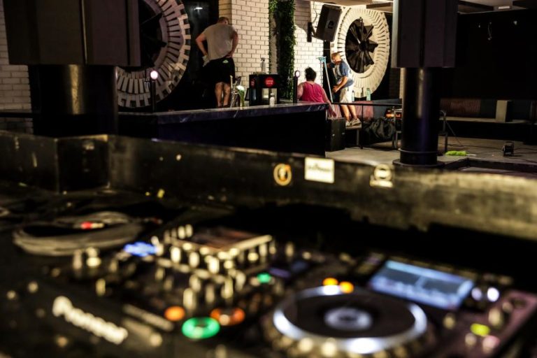 Covid-19: Bares e discotecas com apoio de ‘lay-off’ simplificado na “semana de contenção”