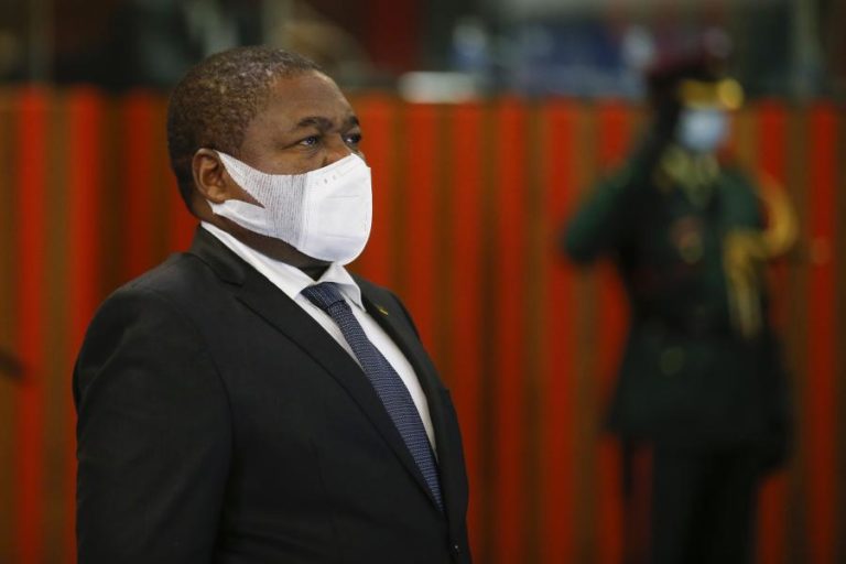 Presidente moçambicano exonera ministro do Interior