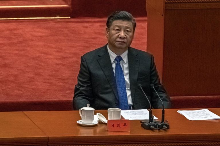 Líderes chineses aprovam revisão da História para elevar estatuto de Xi Jinping