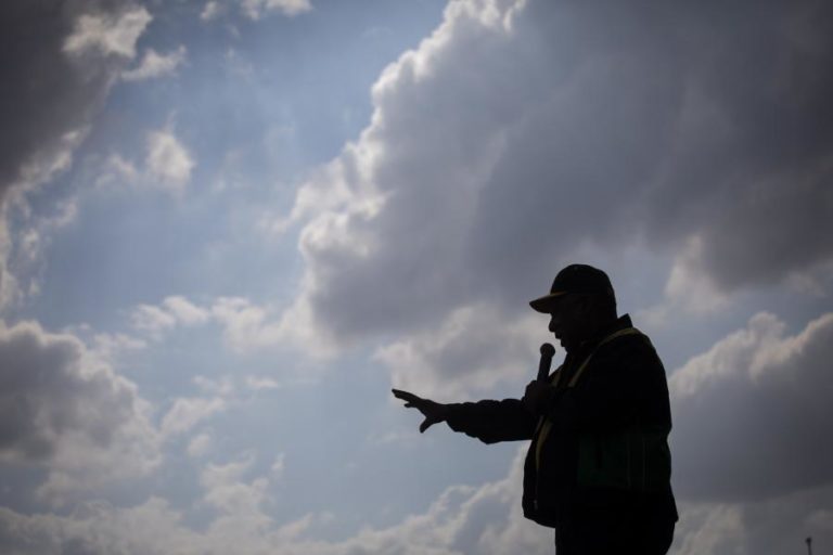 Covid-19: Presidente sul-africano pede levantamento imediato de restrições de viagens