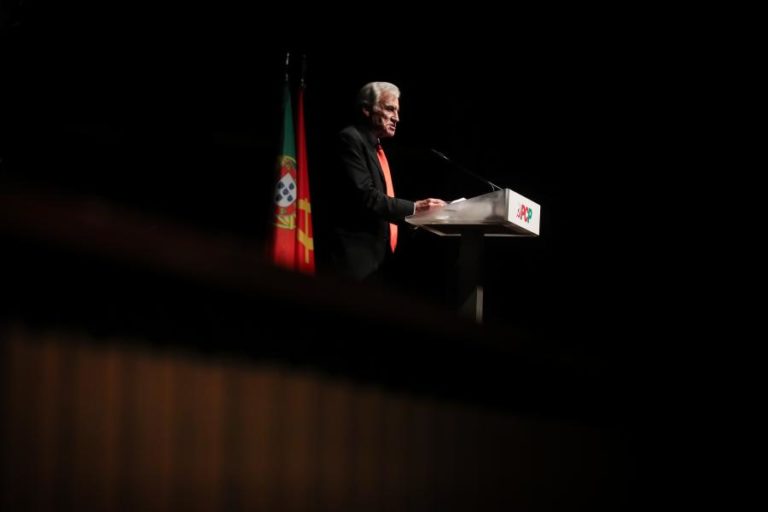 OE/Crise: Jerónimo diz que PS quer maioria absoluta para “se libertar” da influência do PCP