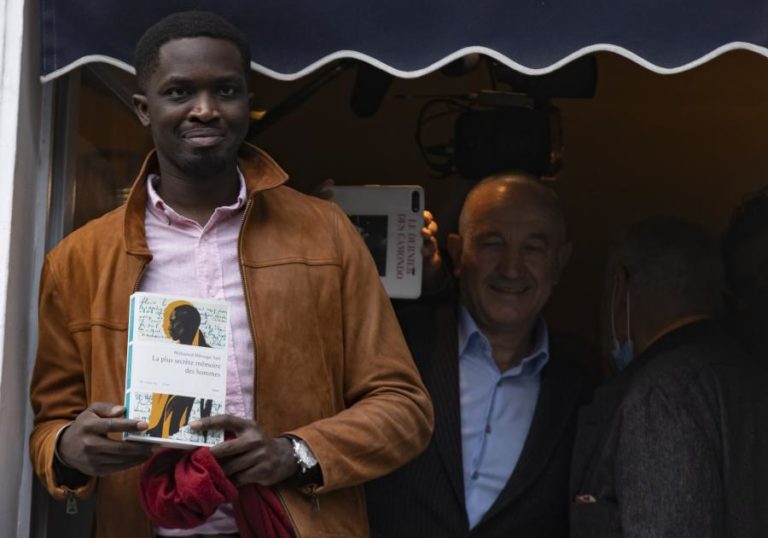 Escritor senegalês Mohamed Mbougar Sarr vence Prémio Goncourt
