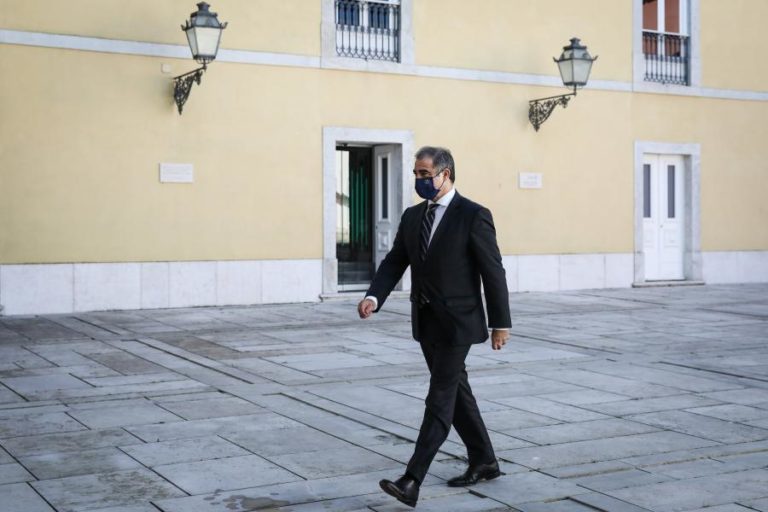 Açores/Crise: Presidente do Governo nega ter cedido nos princípios ou perdido coerência