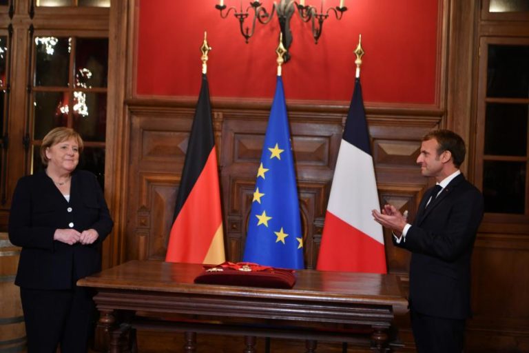França condecora Angela Merkel com a Grande Cruz da Legião de Honra