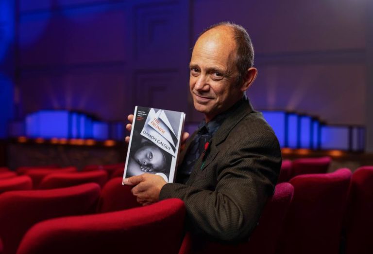 Prémio Booker atribuído ao escritor sul-africano Damon Galgut pelo romance “The Promise”