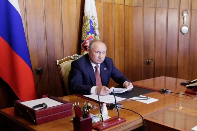 Kremlin considera que cimeira de Biden sobre democracia visa “dividir” os países