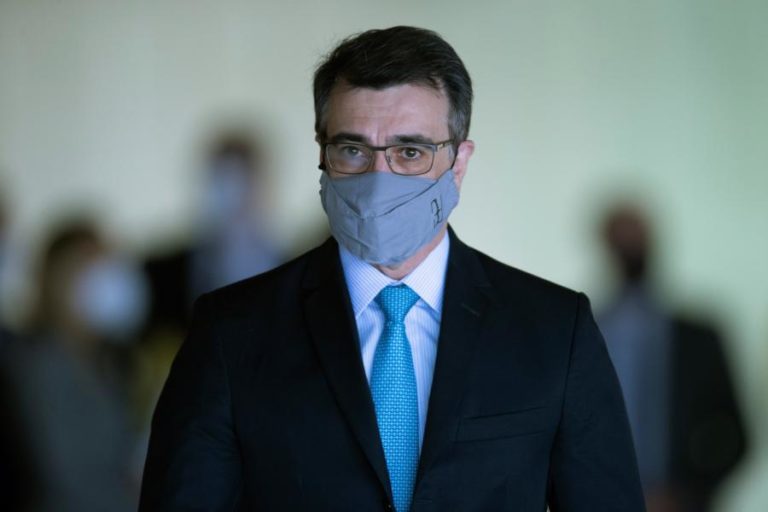 Covid-19: Moscovo e Brasília pedem remoção de entraves ao uso do Sputnik no Brasil