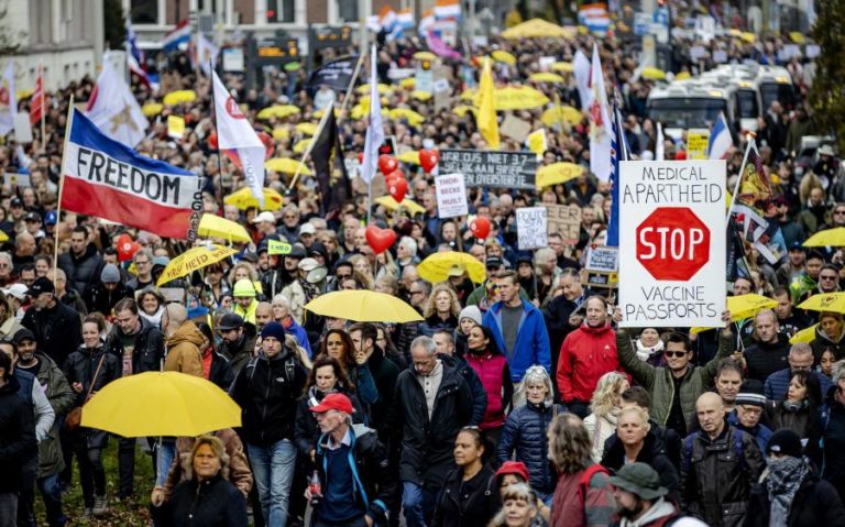 Covid-19: Milhares protestam contra reintrodução de restrições nos Países Baixos