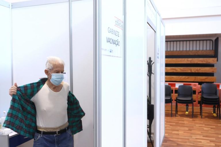 Covid-19: Vacinação em “casa aberta” a partir de hoje para maiores de 75 anos