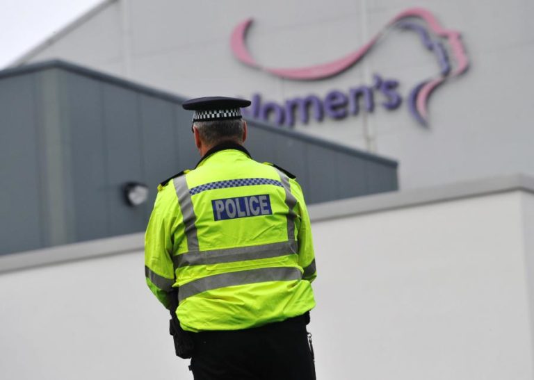 Polícia britânica liberta quatro suspeitos e identifica autor do atentado em Liverpool