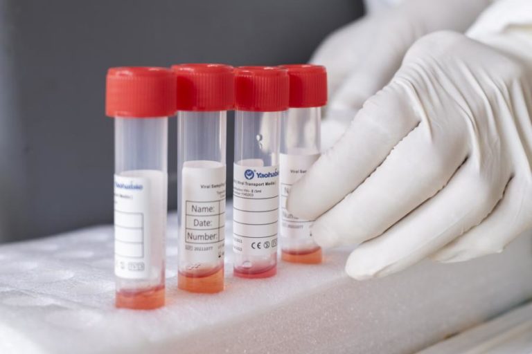 Covid-19: Dinamarca confirma os dois primeiros casos da variante Ómicron