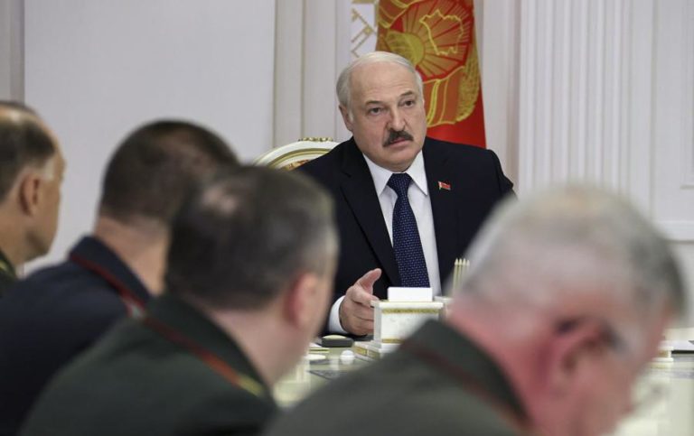 Lukashenko promete resolver crise migratória e reconhece anexação da Crimeia pela Rússia