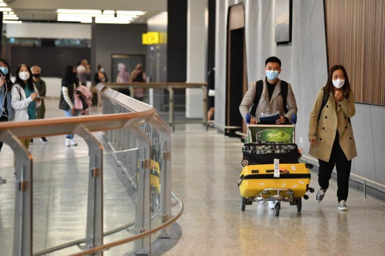 Covid-19: Bruxelas quer vacinados sem restrições e não vacinados testados em viagens na UE