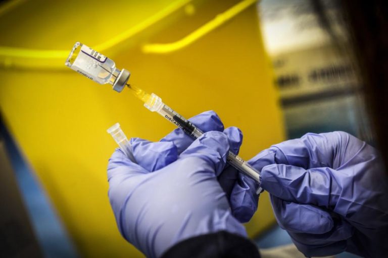 Covid-19: Órgão regulador do Brasil aprova dose de reforço de vacina da Pfizer