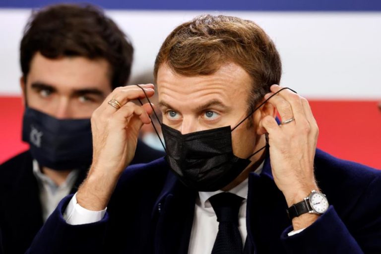 Migrações: Macron e Johnson prometem medidas contra travessias ilegais na Mancha após naufrágio