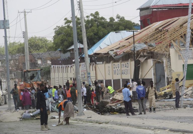 Explosão reivindicada pelo Al-Shabab faz cinco mortos na Somália