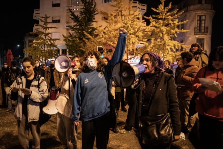 Marcha contra a violência sobre as mulheres juntou cerca de 50 pessoas no Porto
