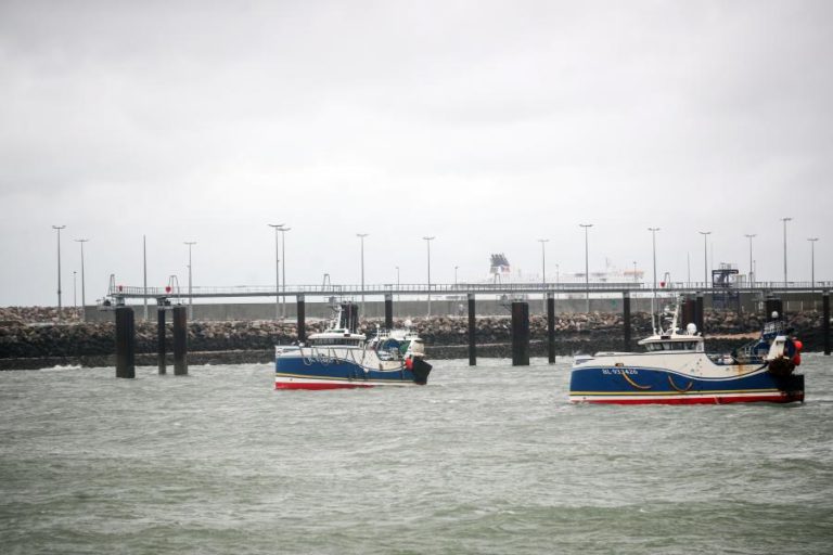 Brexit: Pescadores franceses bloqueiam portos do norte de França