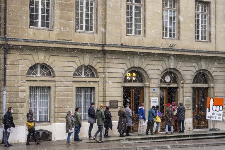 Covid-19: Suíços aprovam em referendo lei que impõe “passaporte covid”