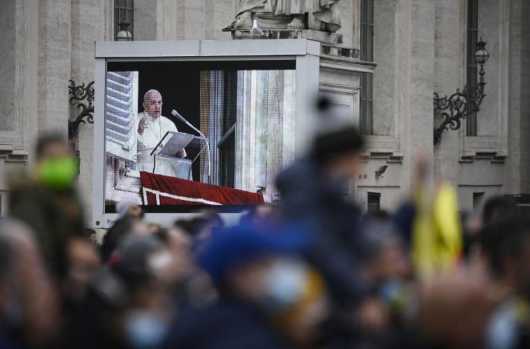 Papa Francisco critica os cristãos que “rezam como papagaios”