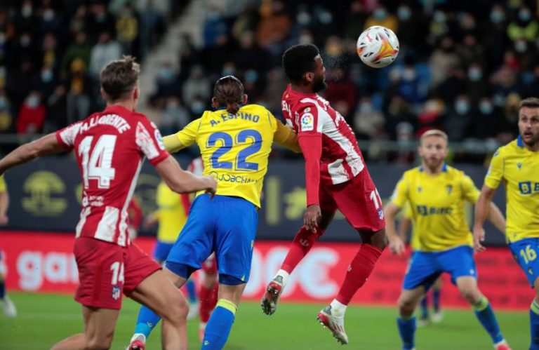 Atlético Madrid goleia e pressiona Real na liga espanhola