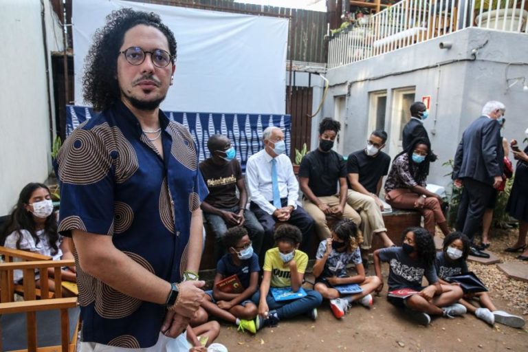 Marcelo Rebelo de Sousa visitou livraria de Ondjaki e comprou livros em Luanda