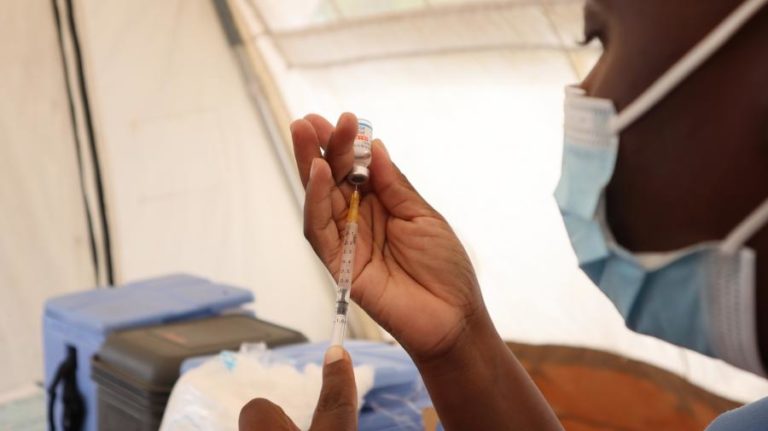 Covid-19: Aumentam na África do Sul com variante Ómicron mas com sintomas ligeiros