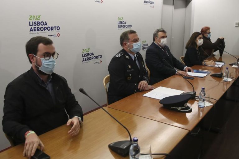 Covid-19: Zona de chegadas dos aeroportos fechadas devido a novas restrições