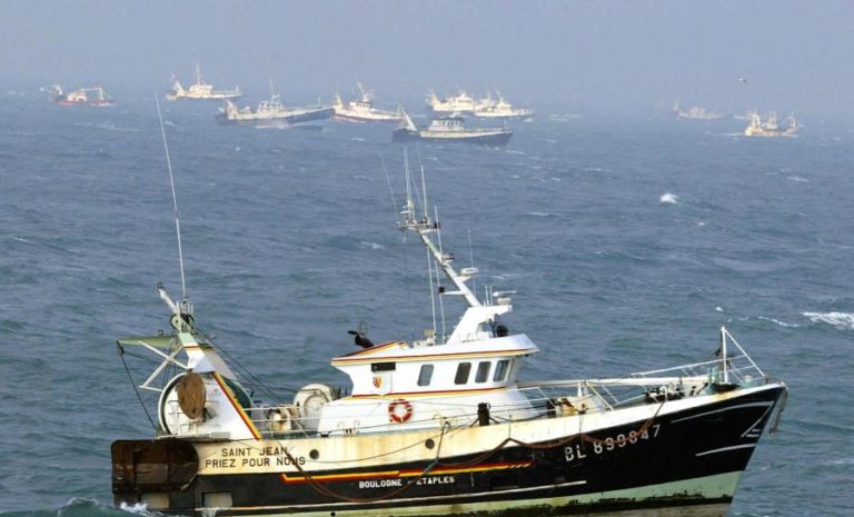 Pescadores franceses vão bloquear na sexta-feira portos e túnel no Canal da Mancha