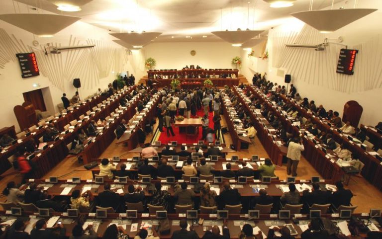 Parlamento moçambicano aprova Orçamento do Estado de 2022