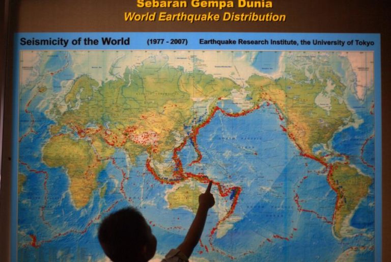 Sismo de mangnitude de 7,6 na Indonésia