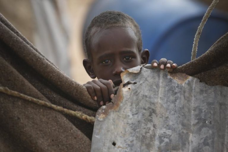 Fome e doenças causadas por alterações climáticas terão matado 260.000 crianças na África Oriental – ONG