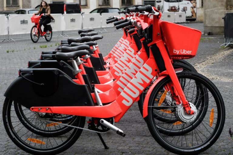 Baterias impossíveis de substituir aumentam desperdício e gastos, alertam ambientalistas