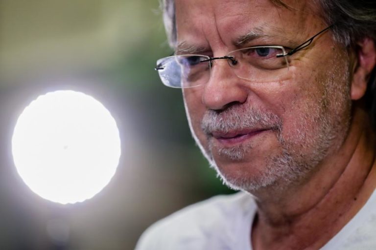 Covid-19: Fecho de fronteiras é como um “novo apartheid” – Mia Couto