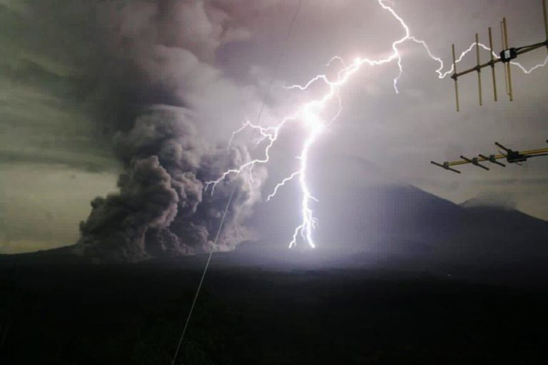 Milhares de pessoas fogem da erupção do vulcão indonésio Semeru