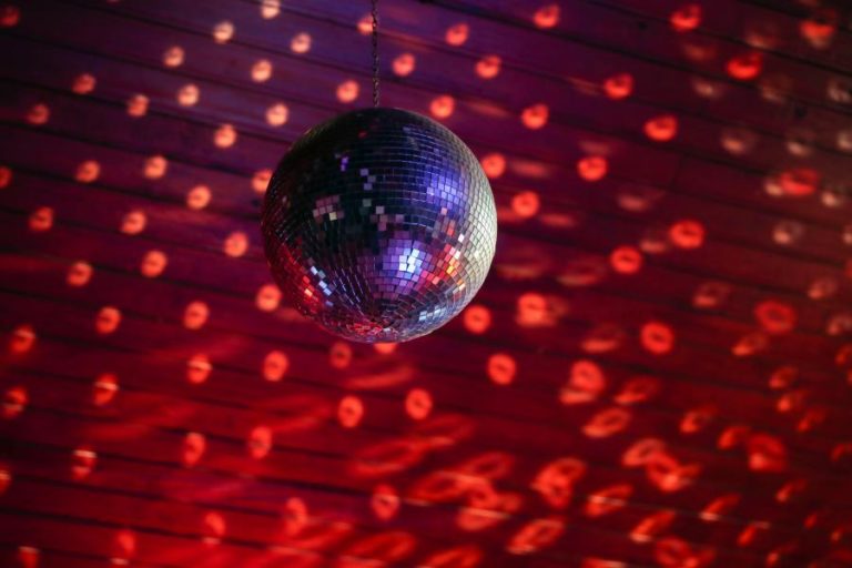 Covid-19: Surto associado a discoteca em Coimbra sobe para 93 casos