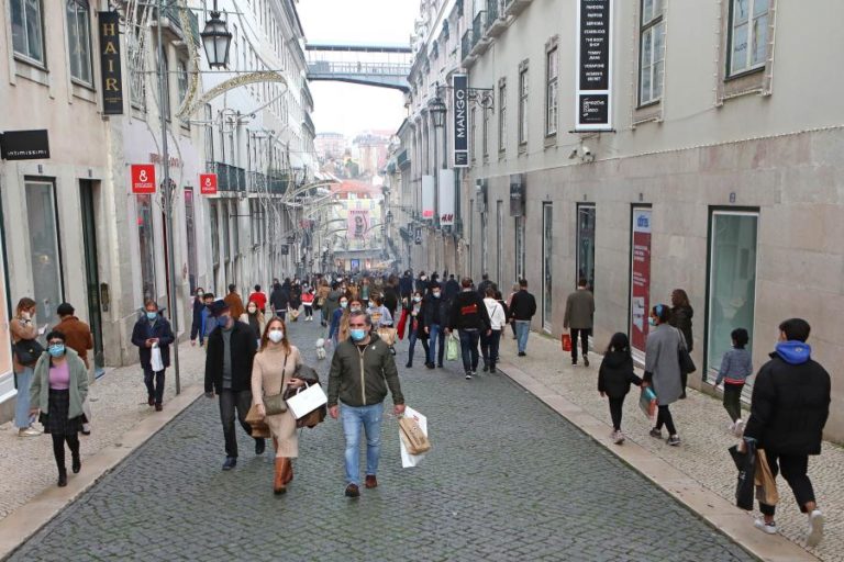 OCDE contra aumento rápido do salário mínimo e reversão de reformas laborais em Portugal